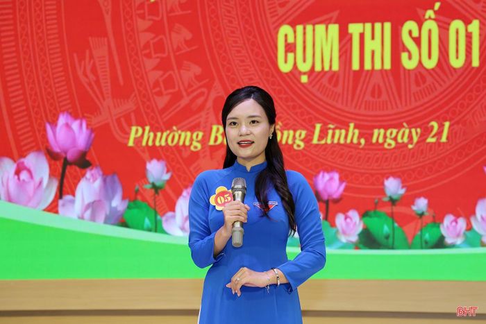 Thí sinh Phan Thị Kiều Trang - Đảng bộ phường Bắc Hồng Lĩnh trả lời câu hỏi của Ban Giám khảo.