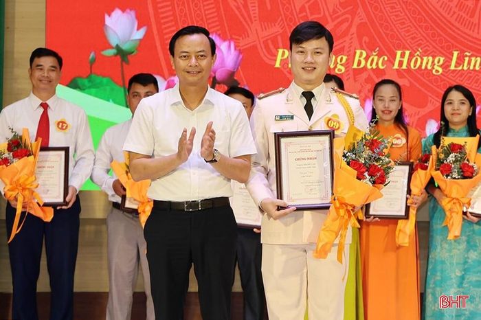 Đồng chí Hà Văn Hùng - Trưởng ban Tuyên giáo và Dân vận Tỉnh ủy, Trưởng ban Tổ chức hội thi trao giải nhất cho thí sinh Thái Hữu Tới (Đảng bộ xã Đức Thịnh).