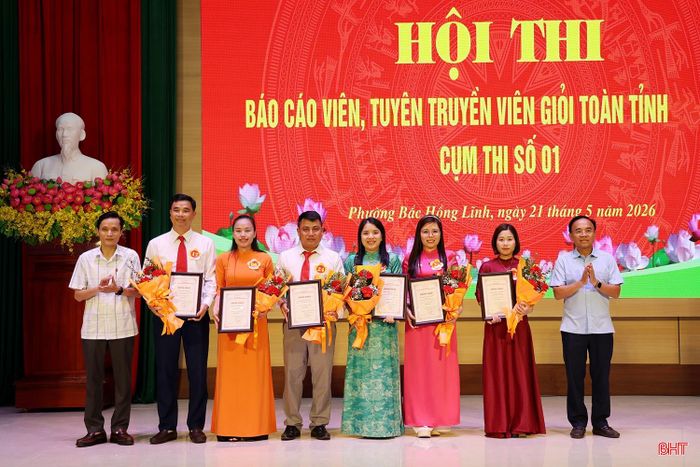 Đồng chí Bùi Quang Hoàn - Phó Trưởng ban Tuyên giáo và Dân vận Tỉnh ủy trao 6 giải khuyến khích cho thí sinh thuộc Đảng bộ các xã: Đức Thọ, Thượng Đức, Đức Quang, Sơn Kim 2, Vũ Quang và phường Nam Hồng Lĩnh.