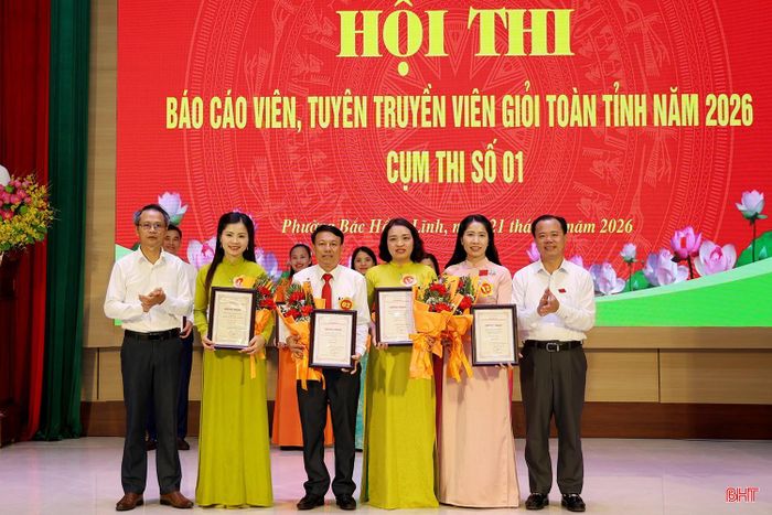 Đồng chí Lê Văn Khánh - Phó Trưởng ban Tuyên giáo và Dân vận Tỉnh ủy và lãnh đạo phường Bắc Hồng Lĩnh trao 4 giải ba cho các thí sinh thuộc Đảng bộ các xã: Sơn Giang, Mai Hoa, Tứ Mỹ, Hương Sơn.