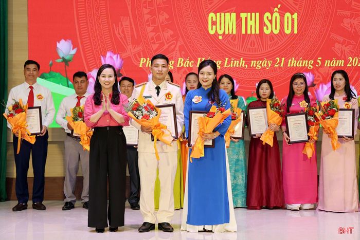 Đồng chí Đặng Thị Quỳnh Diệp - Phó Trưởng ban Thường trực Ban Tuyên giáo và Dân vận Tỉnh ủy trao giải nhì cho các thí sinh: Phan Thị Kiều Trang (Đảng bộ phường Bắc Hồng Lĩnh) và Nguyễn Trung Kiên (Đảng bộ xã Đan Hải).