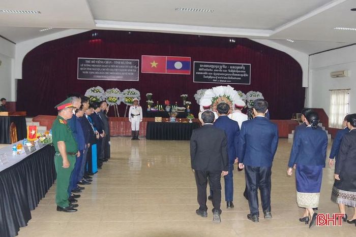 ...và nhân dân thủ đô Viêng Chăn dâng hương tưởng niệm các liệt sỹ.
