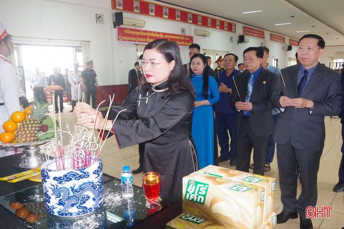 Phó Chủ tịch UBND tỉnh Hà Tĩnh Nguyễn Thị Nguyệt cùng đoàn công tác dâng hương tưởng niệm.