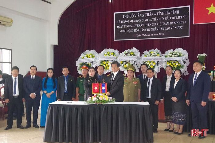Lãnh đạo tỉnh Hà Tĩnh và thủ đô Viêng Chăn trao biên bản bàn giao hài cốt liệt sỹ.