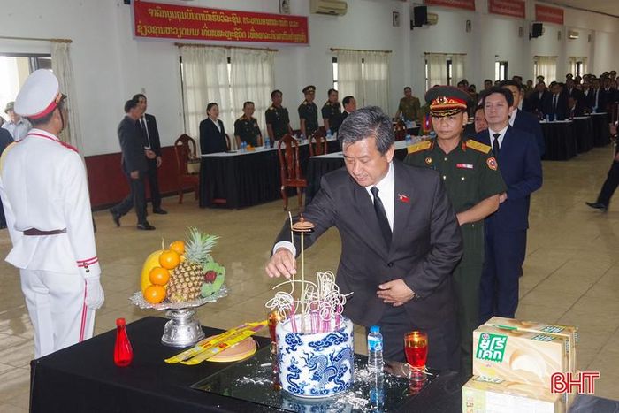  Đồng chí Thả Vi Xay - Máu Xôm Phu, Phó Bí thư Thành ủy, Trưởng ban Công tác đặc biệt thủ đô Viêng Chăn dâng hương tưởng niệm. 