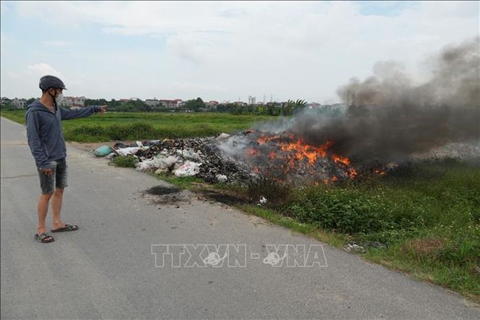 Anh Phạm Ngọc Lâm (Hà Nội), thường xuyên đi qua tuyến đường Vành đai 4 - Vùng Thủ đô, bức xúc trước việc đốt rác trái quy định gây ô nhiễm môi trường.