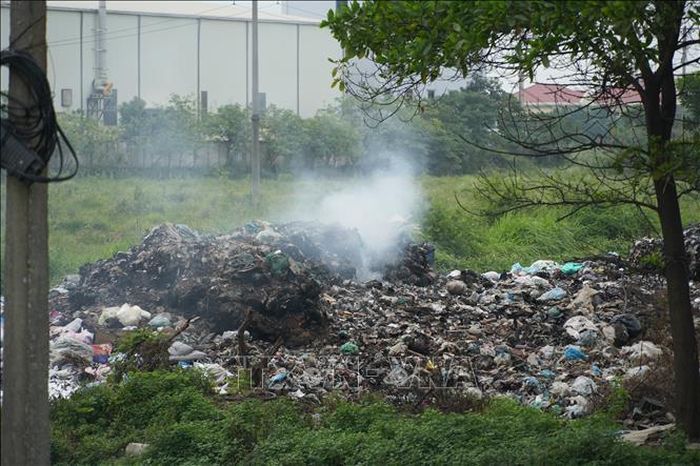 "Bãi rác" thôn Đông Mai, xã Lạc Đạo (đoạn đối diện Công ty thép Ngọc Quyền) âm ỉ cháy nhiều ngày đêm, nhả khói ô nhiễm vào khu dân cư và người đi đường.