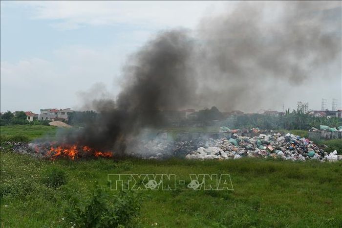 Khi "Bãi rác" này cháy, nhiều khu dân cư như: thôn Nhạc Miếu, Thị Trung, Bình Minh, Xuân Lôi, Ngải Dương xã Như Quỳnh (Hưng Yên) bị ảnh hưởng bởi mùi khói khét, ảnh chụp ngày 19/5.
