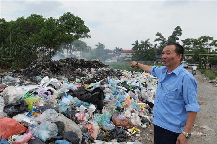 Ông Nguyễn Tuấn Hưng, người dân thôn Đông Mai, xã Lạc Đạo bức xúc trước tình trạng đốt rác trái quy định gây ô nhiễm môi trường.
