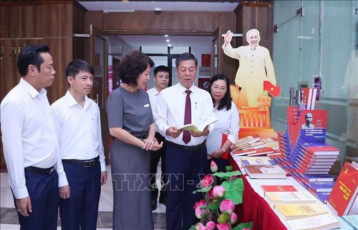Đồng chí Nguyễn Thị Hoàng Vân, Phó Bí thư Đảng ủy các cơ quan Đảng Trung ương và PGS.TS. Vũ Trọng Lâm, Bí thư Đảng ủy, Giám đốc - Tổng Biên tập Nhà xuất bản Chính trị quốc gia Sự thật với các đại biểu tham quan trưng bày sách. Ảnh: Văn Điệp/TTXVN