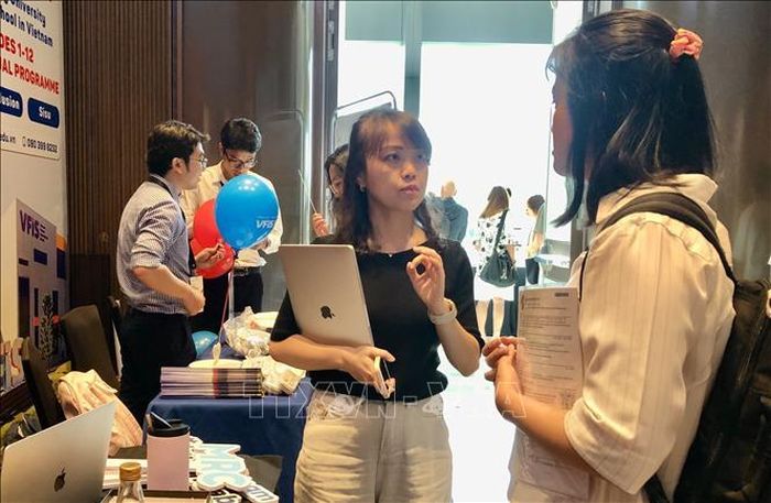 Hội nghị thu hút doanh nghiệp, nhà tuyển dụng Bắc Âu giới thiệu thương hiệu. Ảnh: Mỹ Phương/TTXVN