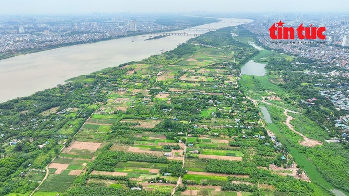 Khu vực bãi sông phường Hồng Hà sẽ triển khai trục đại lộ cảnh quan và cụm công viên (hướng nhìn từ cầu Tứ Liên về phía các cầu Long Biên, Chương Dương).