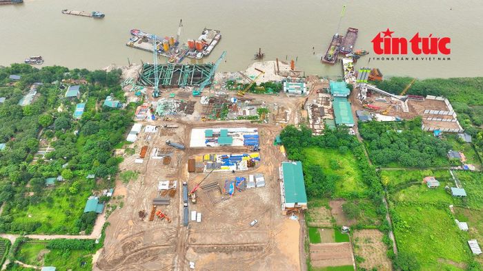 Các hạng mục như cọc khoan nhồi trụ chính, bệ trụ cầu và đường dẫn đang được triển khai đồng bộ.