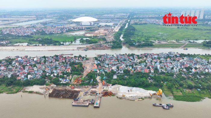 Thi công trụ cầu Tứ Liên qua khu dân cư Bắc Cầu và lối dẫn phía Trung tâm Triển lãm Việt Nam.