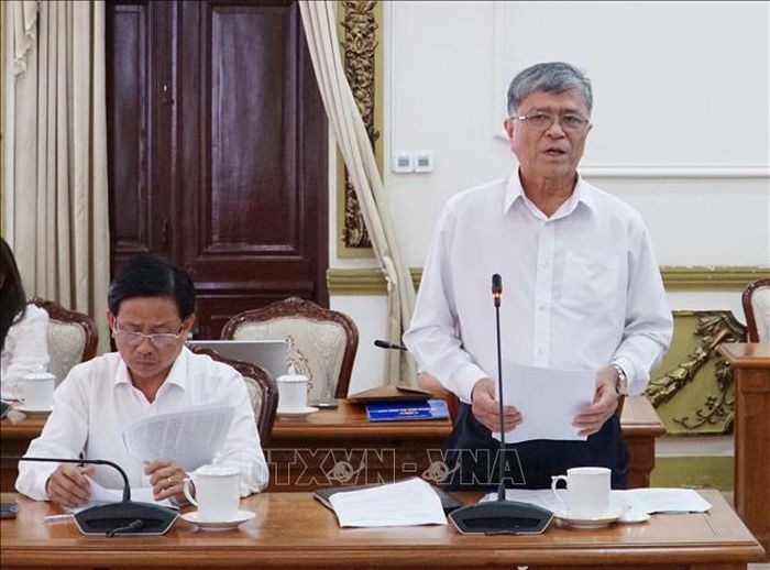 Ông Nguyễn Văn Hiếu, Giám đốc Sở GD và ĐT Thành phố Hồ Chí Minh báo cáo về công tác chuẩn bị thi.