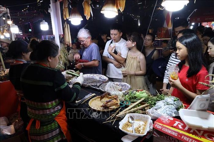 Người dân, du khách thưởng thức ẩm thực tại các gian hàng ở lễ hội Food Tour.