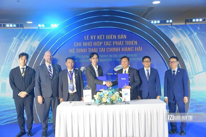 Ông Nguyễn Thanh Bình, Tổng Giám Đốc Tập Đoàn Gemadept cùng PGS.TS Nguyễn Hữu Huân, Phó Chủ tịch Cơ quan điều hành VIFC-HCMCký kết biên bản ghi nhớ hợp tác phát triển hệ sinh thái tài chính hàng hải tại buổi lễ.