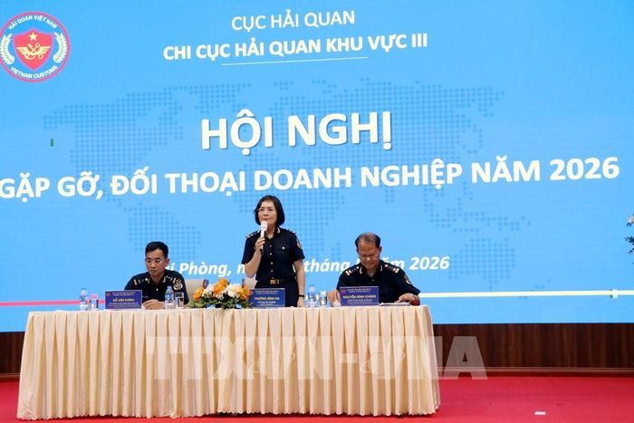 Đại diện lãnh đạo Chi cục Hải quan khu vực III giải đáp các kiến nghị của doanh nghiệp. Ảnh: Mạnh Tú - TTXVN