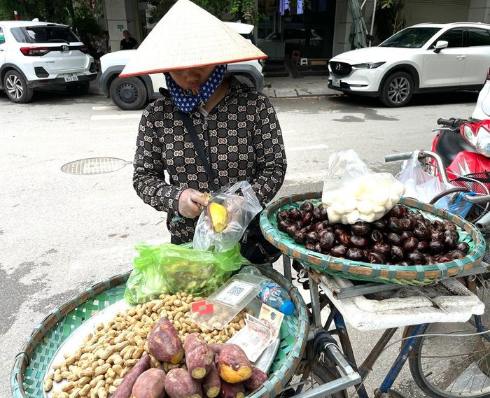 Chị Nguyễn Thị Thương, rong ruổi mưu sinh với xe quà vặt