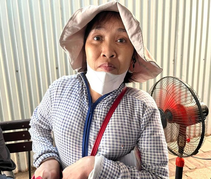 Chị Nguyễn Thị Hương, mưu sinh bằng nghề bán vé số