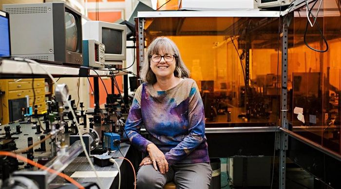 Tiến sĩ Donna Strickland (Canada) đạt giải Nobel Vật lý năm 2018 nhờ phát minh công nghệ nền tảng của phẫu thuật mắt laser hiện đại. Ảnh: Advanced Science News.