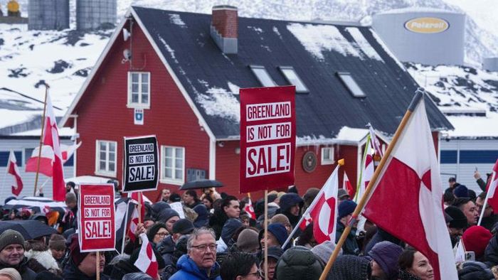 Người dân biểu tình phản đối chính sách của Tổng thống Trump đối với Greenland trước lãnh sự quán Mỹ ở Nuuk, Greenland, ngày 17 tháng 1 năm 2026. Ảnh: AP.