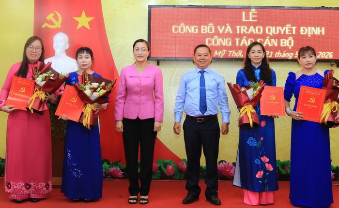 Trao quyết định điều động, bổ nhiệm các Bí thư Chi bộ.
