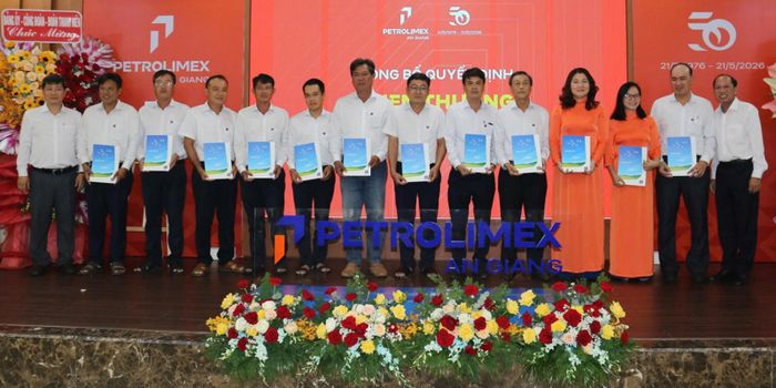 Các Phó Giám đốc công ty trao giấy khen của Tập đoàn Xăng dầu Việt Nam cho các cá nhân.