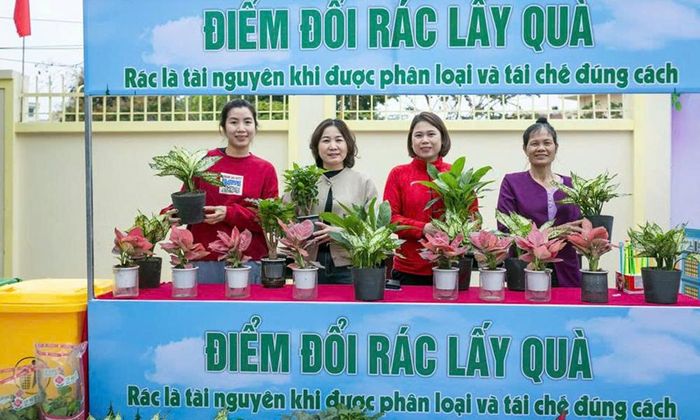 Phụ nữ phường Đồng Nguyên tham gia hoạt động đổi rác lấy quà.