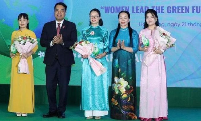 Chị Ngô Thị Phương Thanh (thứ 3 từ phải qua) nhận giải Khuyến khích cuộc thi "Phụ nữ kiến tạo tương lai xanh".