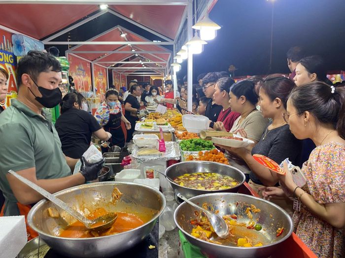 Đông đảo người dân và du khách tham gia trải nghiệm tại các gian hàng ẩm thực. Ảnh: KHÁNH LINH