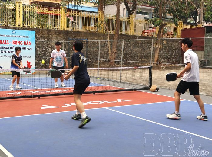 Học sinh Trường THPT Điện Biên Phủ luyện tập pickleball.