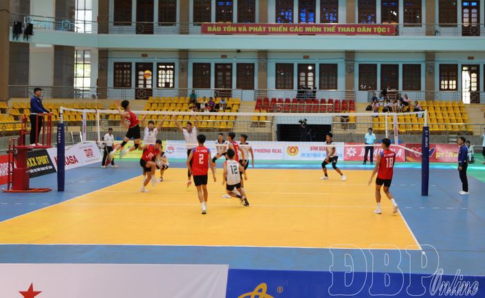 Pha nhảy đập uy lực mang về điểm số của vận động viên đội Hà Tĩnh trong trận gặp Công an Phú Thọ.