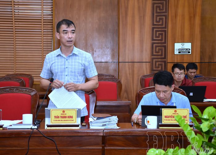 Lãnh đạo Sở Tư pháp trình bày dự thảo nghị quyết tại phiên họp do đơn vị chủ trì soạn thảo.