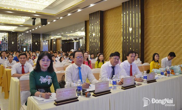 Ban giám khảo hội thi và cổ động viên cổ vũ cho hội thi. Ảnh: Phương Hằng