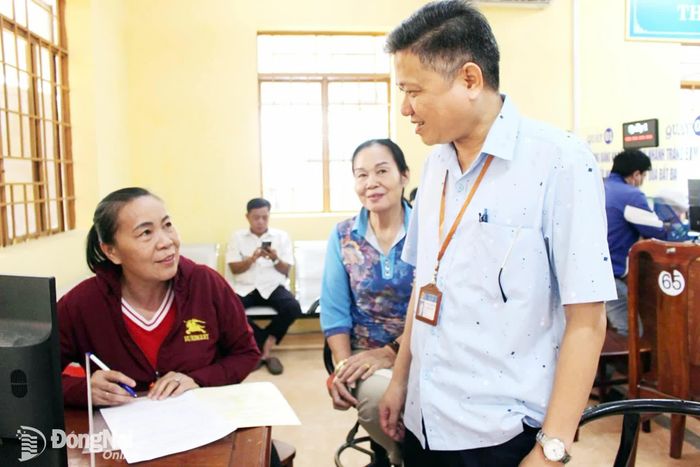 Lãnh đạo UBND xã An Viễn hỏi thăm người dân đến thực hiện thủ tục hành chính tại Trung tâm Phục vụ hành chính công xã. Ảnh: Hồ Thảo