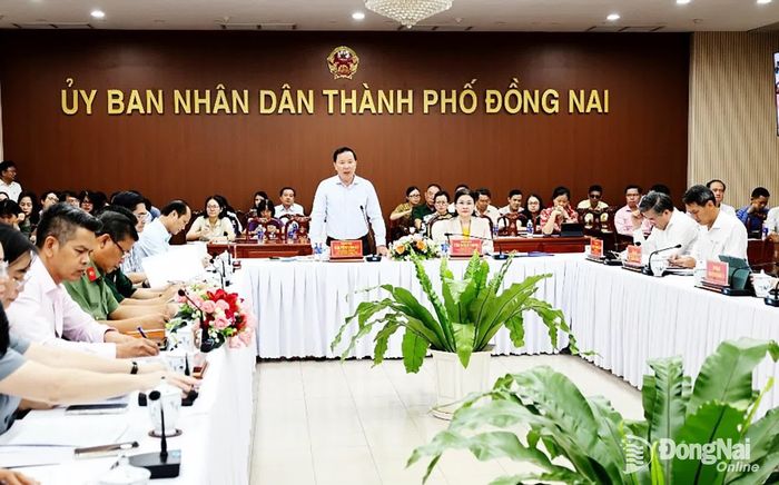 Phó Bí thư Thành ủy, Chủ tịch UBND thành phố Đồng Nai Nguyễn Văn Út phát biểu tại Hội nghị sơ kết 1 năm thực hiện sắp xếp đơn vị hành chính các cấp và hoạt động của chính quyền địa phương 2 cấp trên địa bàn thành phố diễn ra ngày 8-5. Ảnh: Hồ Thảo