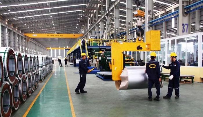  Sản xuất tôn tại Nhà máy Tôn thép Hoa Sen - Nhơn Hội thuộc Khu kinh tế Nhơn Hội (phường Quy Nhơn Đông). Ảnh N.H 