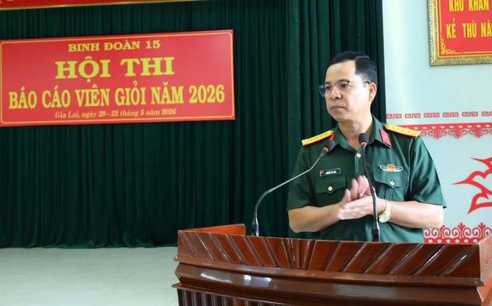  Đại tá Khuất Bá Cao - Bí thư Đảng ủy, Phó Tư lệnh Binh đoàn 15, Trưởng ban Tổ chức hội thi phát biểu khai mạc. Ảnh: Mạnh Hà 