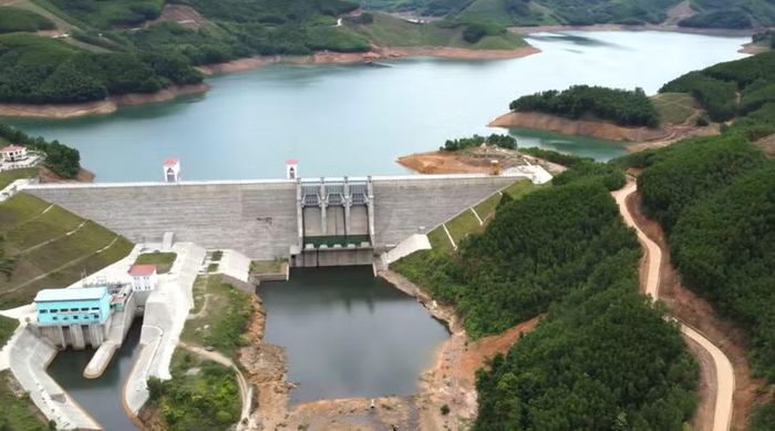 Mô hình thí điểm được xây dựng trên diện tích mặt nước 30.000 m² của hồ. Ảnh: Phan Tuấn