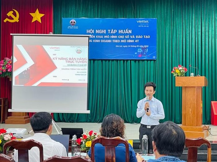 Chuyên viên chuyển đổi số của Viettel Gia Lai chia sẻ kỹ năng bán hàng trực tuyến cho tiểu thương ở xã Tây Sơn. Ảnh: H.Y