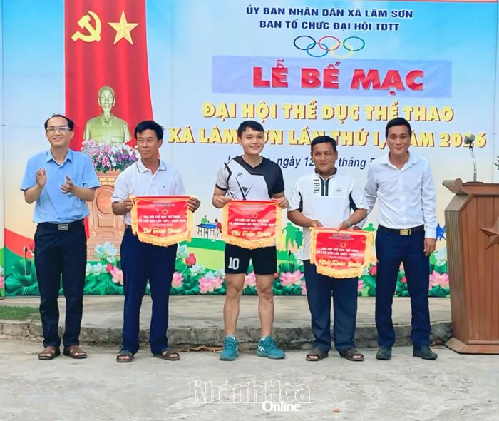 Lãnh đạo UBND xã Lâm Sơn trao giải toàn đoàn cho các đơn vị đạt thành tích xuất sắc.