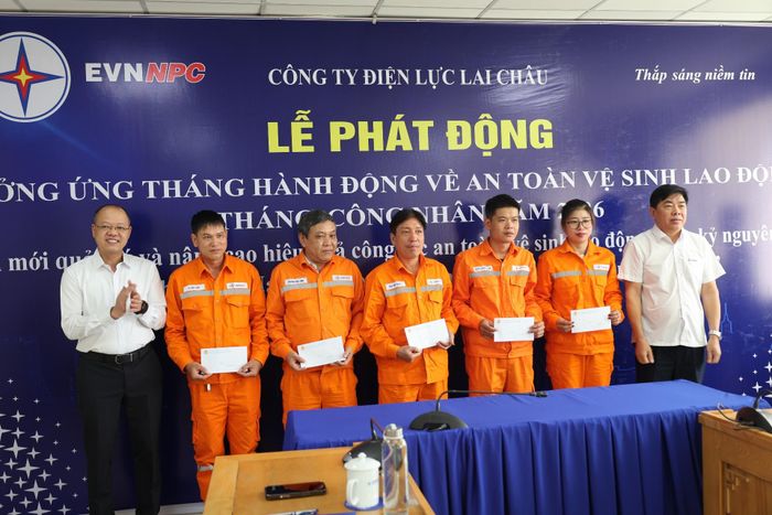 Lãnh đạo Công ty Điện lực Lai Châu trao quà cho công nhân, người lao động của các đơn vị điện lực trực thuộc nhân Tháng công nhân năm 2026.