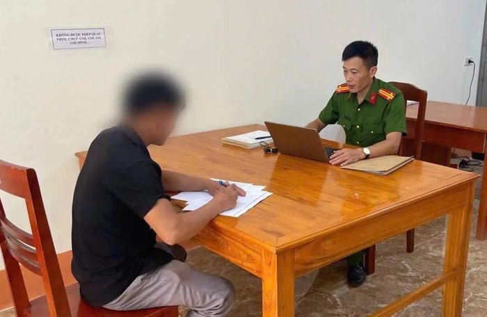 Anh H. tại cơ quan công an (Ảnh: Công an Lào Cai).