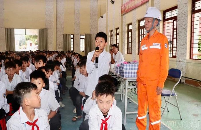 Học sinh tham gia giao lưu trả lời câu hỏi tình huống về an toàn điện.