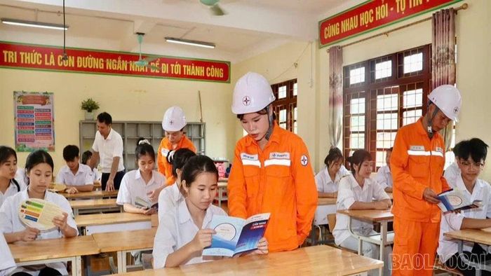 Nhân viên Điện lực Văn Bàn trực tiếp hướng dẫn kỹ năng nhận biết nguy cơ mất an toàn điện cho học sinh.