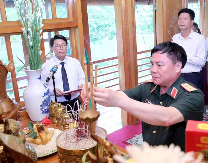 Trung tướng Phạm Đức Duyên, Bí thư Đảng ủy, Chính ủy Quân khu 2 dâng hương tưởng niệm Chủ tịch Hồ Chí Minh.
