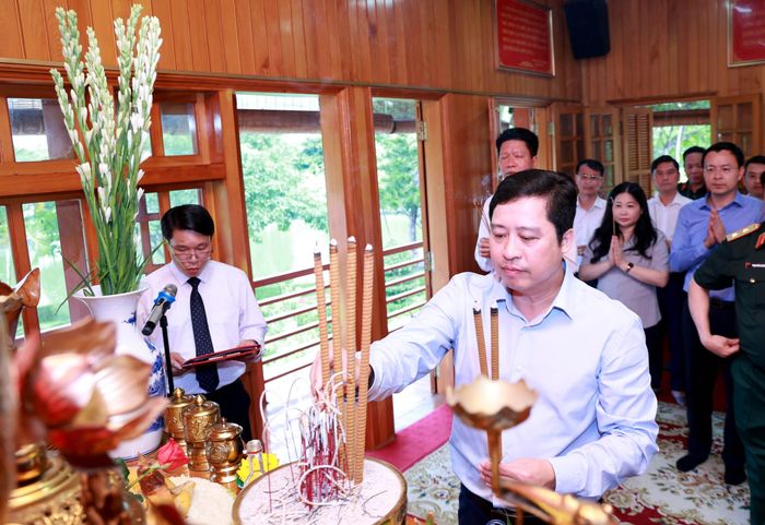 Đồng chí Bí thư Tỉnh ủy Dương Quốc Huy dâng hương tưởng niệm Chủ tịch Hồ Chí Minh.