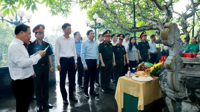 Các đại biểu dâng hương tại Khu tưởng niệm các Anh hùng liệt sĩ.