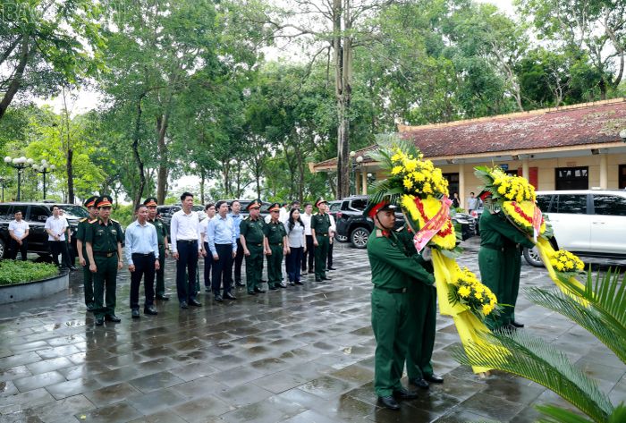 Đoàn đại biểu tỉnh Lào Cai và Quân khu 2 dâng hương tưởng niệm các Anh hùng liệt sĩ.
